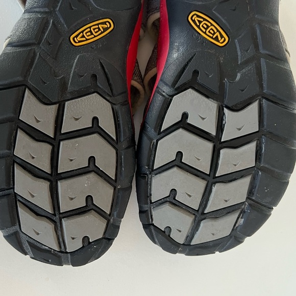 Keen Seacamp II CNX Gray and Red Youth Sandals, Big Boy Size 5 - Picture 9 of 13